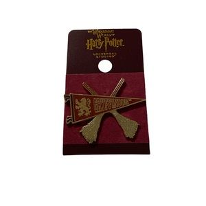 The Wizarding World of Harry Potter Gryffindor Flag Pin New
